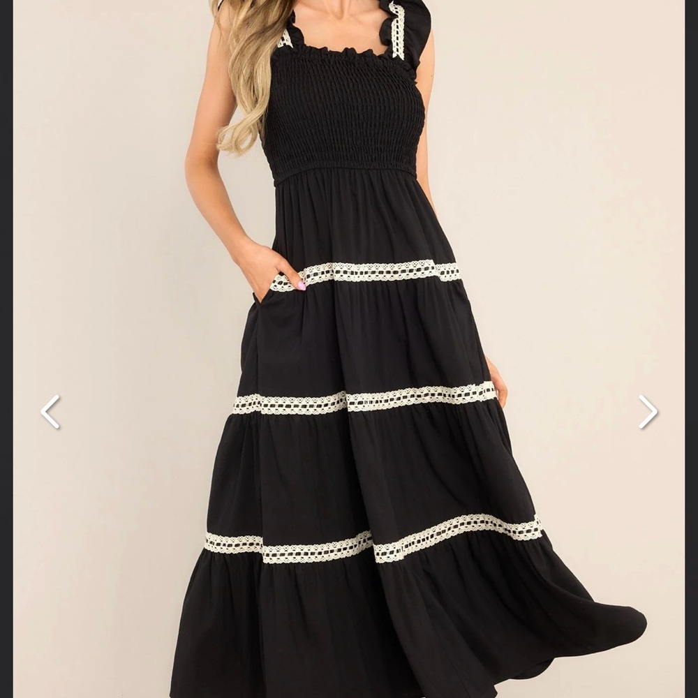BLACK LACE TIERED MIDI DRESS
LARGE